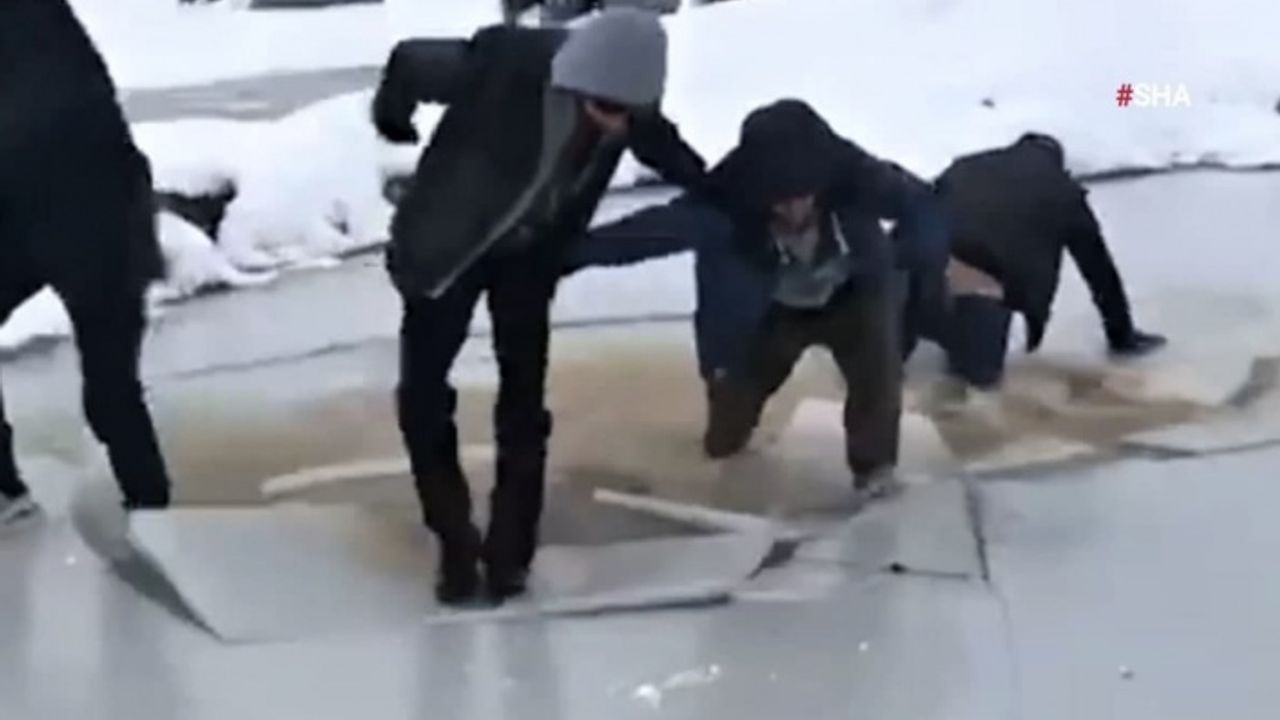 Buz tutmuş çayda çocukların oyunu üşüttü 