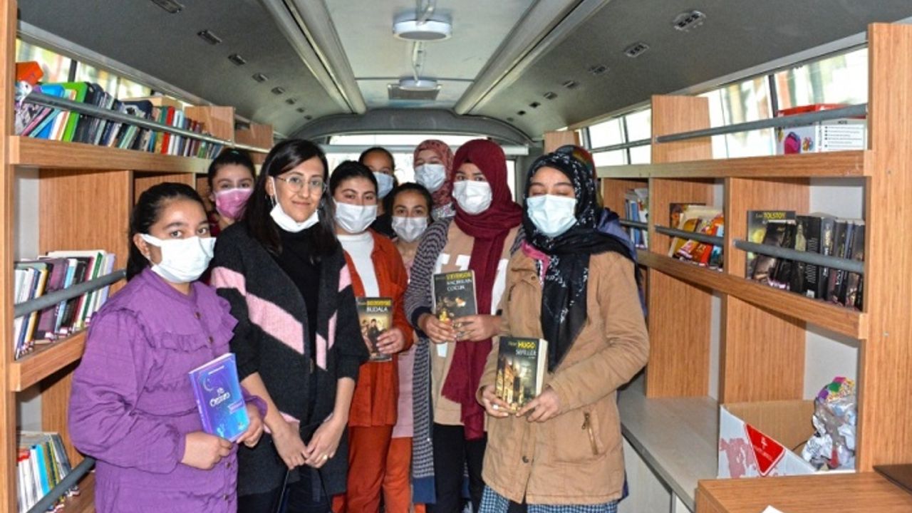 Gezici Kütüphane Küçük İmalı’da Kitap Kurtlarıyla Buluştu