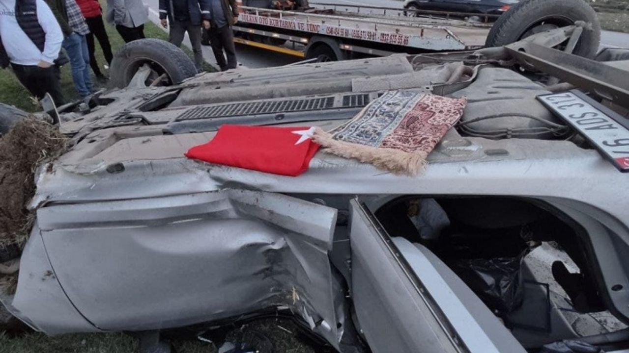 Köpeğe çarpmamak için manevra yapan otomobil takla attı 