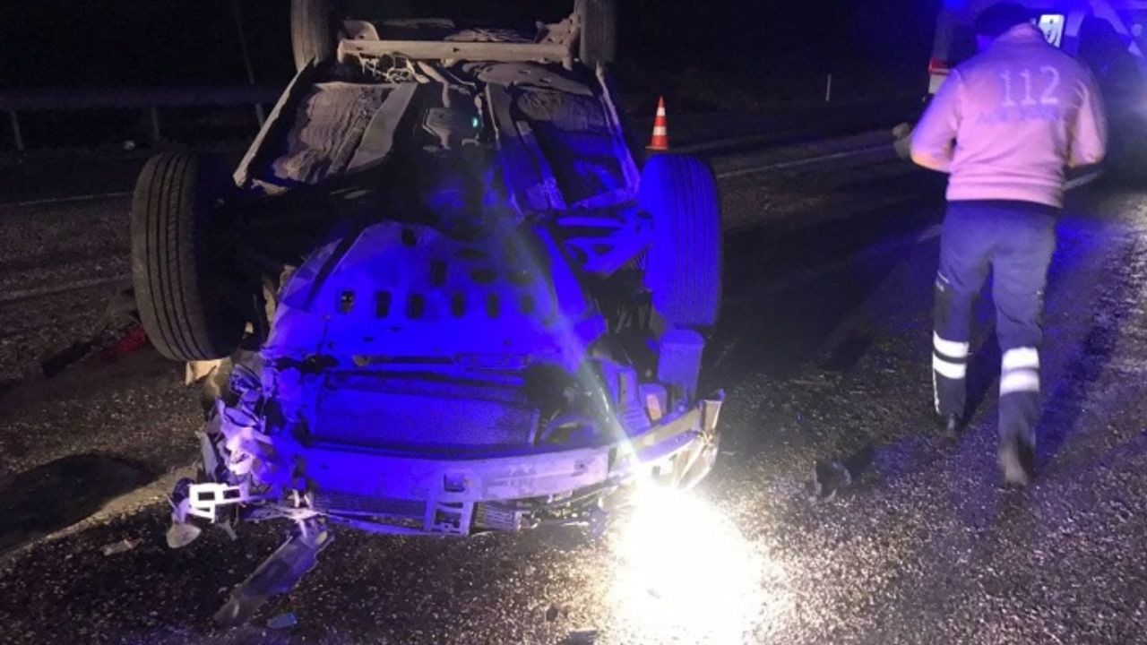 Otomobil bariyerlere çarparak devrildi: 1 ölü, 5 yaralı 