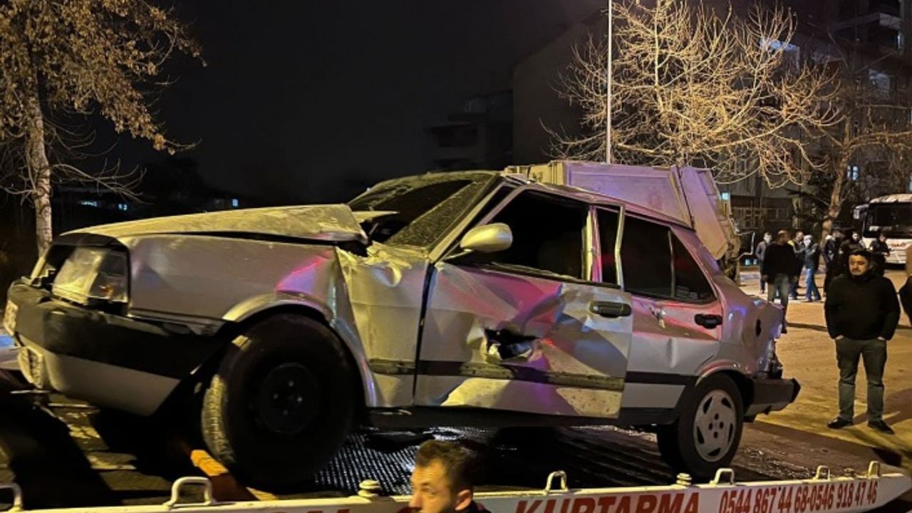 Otomobil çöp aracına çarptı: 2 yaralı  