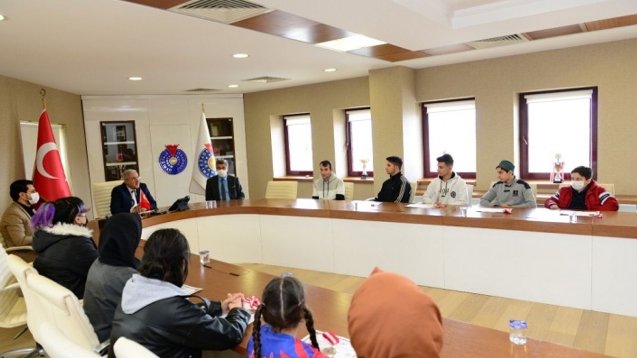 Rektör Can, Dereceye Giren Sporcuları Kabul Etti