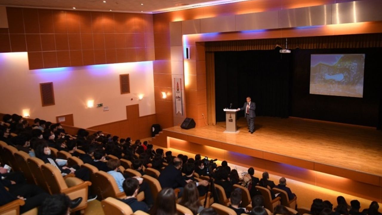Başkan Mahçiçek, öğrencilere tecrübelerini aktarmaya devam ediyor