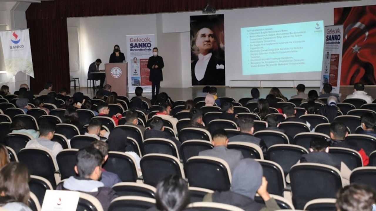 SANKO Üniversitesi Akademisyenleri Nizip’te Öğrencilere Bölümlere İlişkin Bilgi Aktardı
