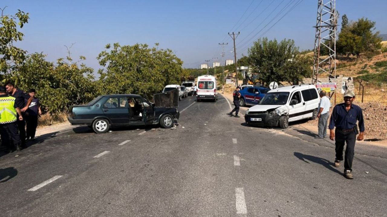 Kahramanmaraş’ta kamyonet ile otomobil çarpıştı: 7 yaralı  