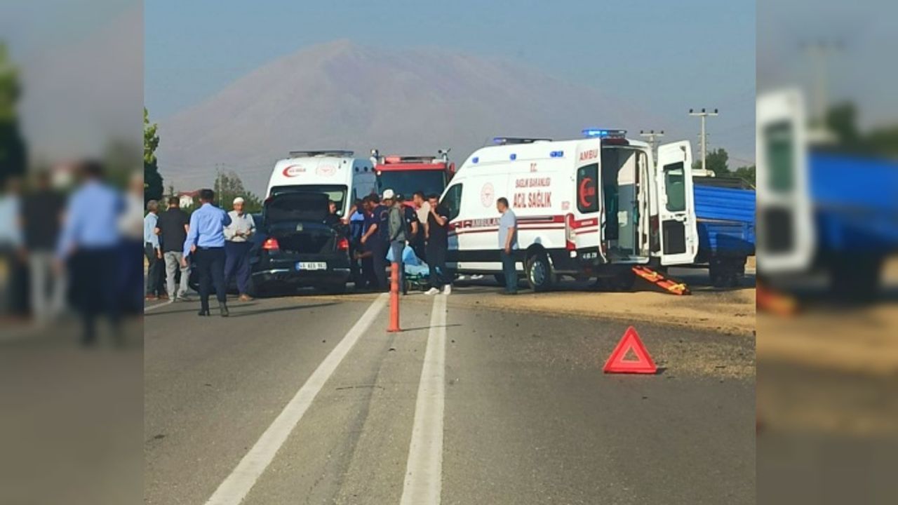 Otomobil traktör römorkuna arkadan çarptı: 4 yaralı 