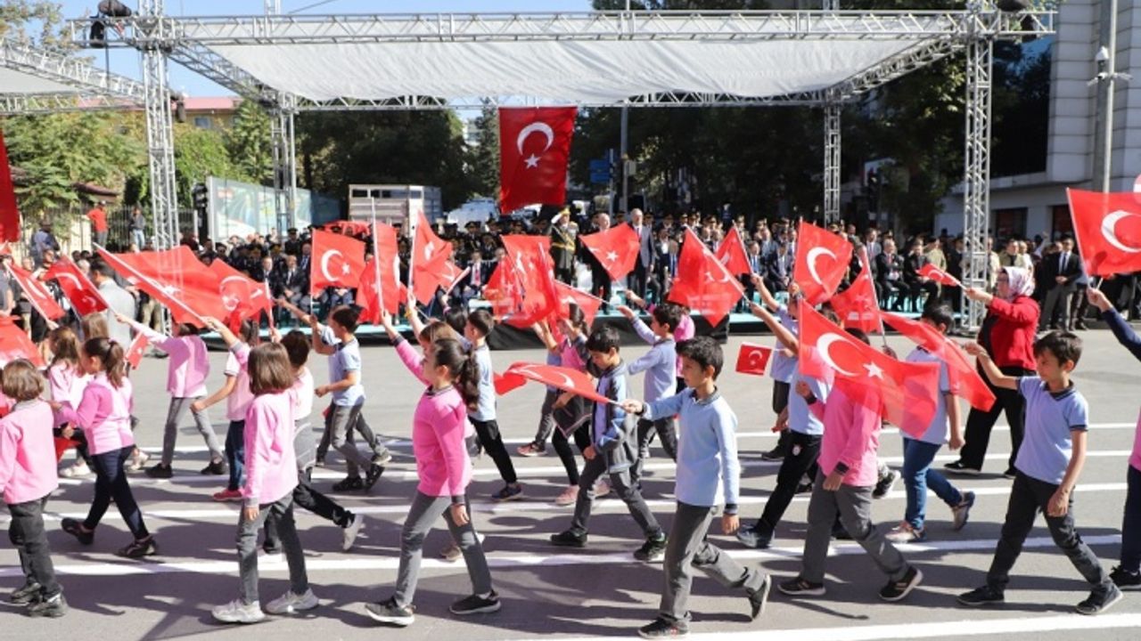 Dulkadiroğlu 29 Ekim Kutlama Alanı Kırmızı Beyaza Boyandı