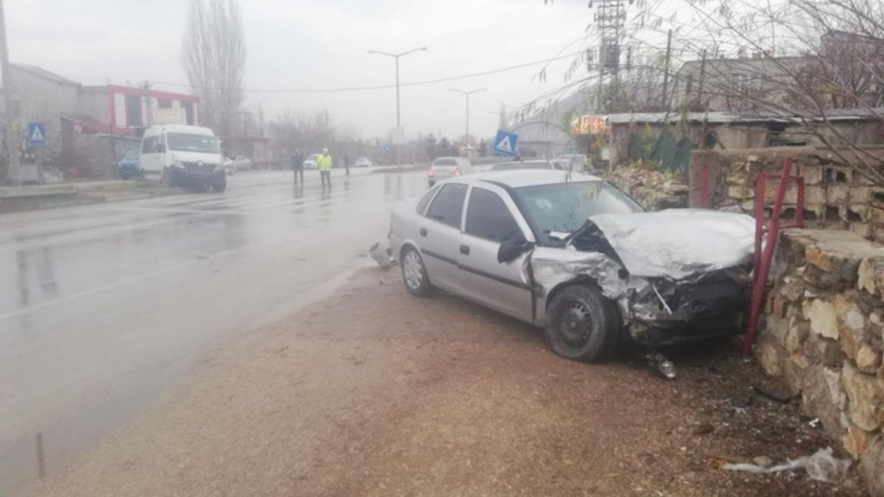Elbistan’da otomobil ile minibüs çarpıştı: 3 yaralı 