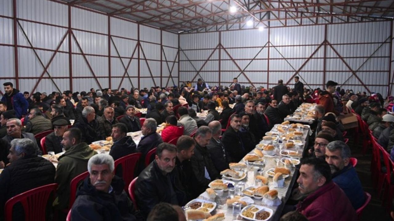 Başkan Güngör, Erkenez’de Mahalle Sakinleriyle İftar Yaptı