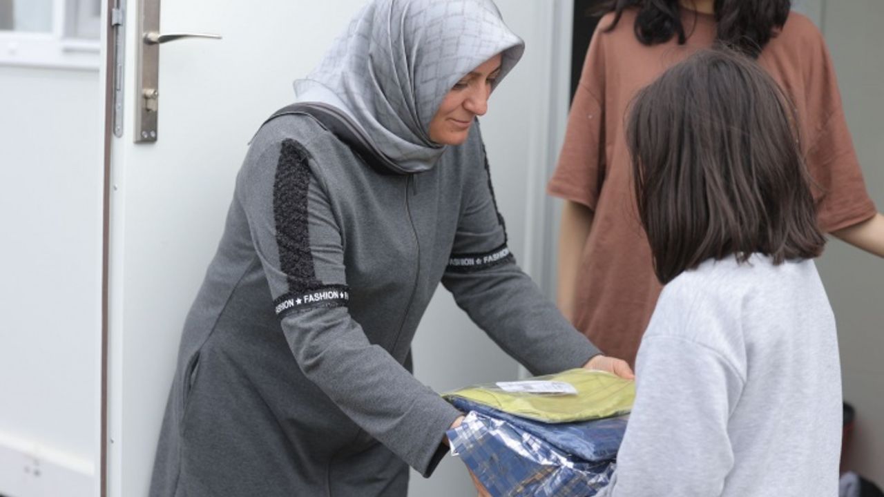 Ramazan Bayramı öncesinde hediyelerle yetim çocukların yüzü güldürülüyor