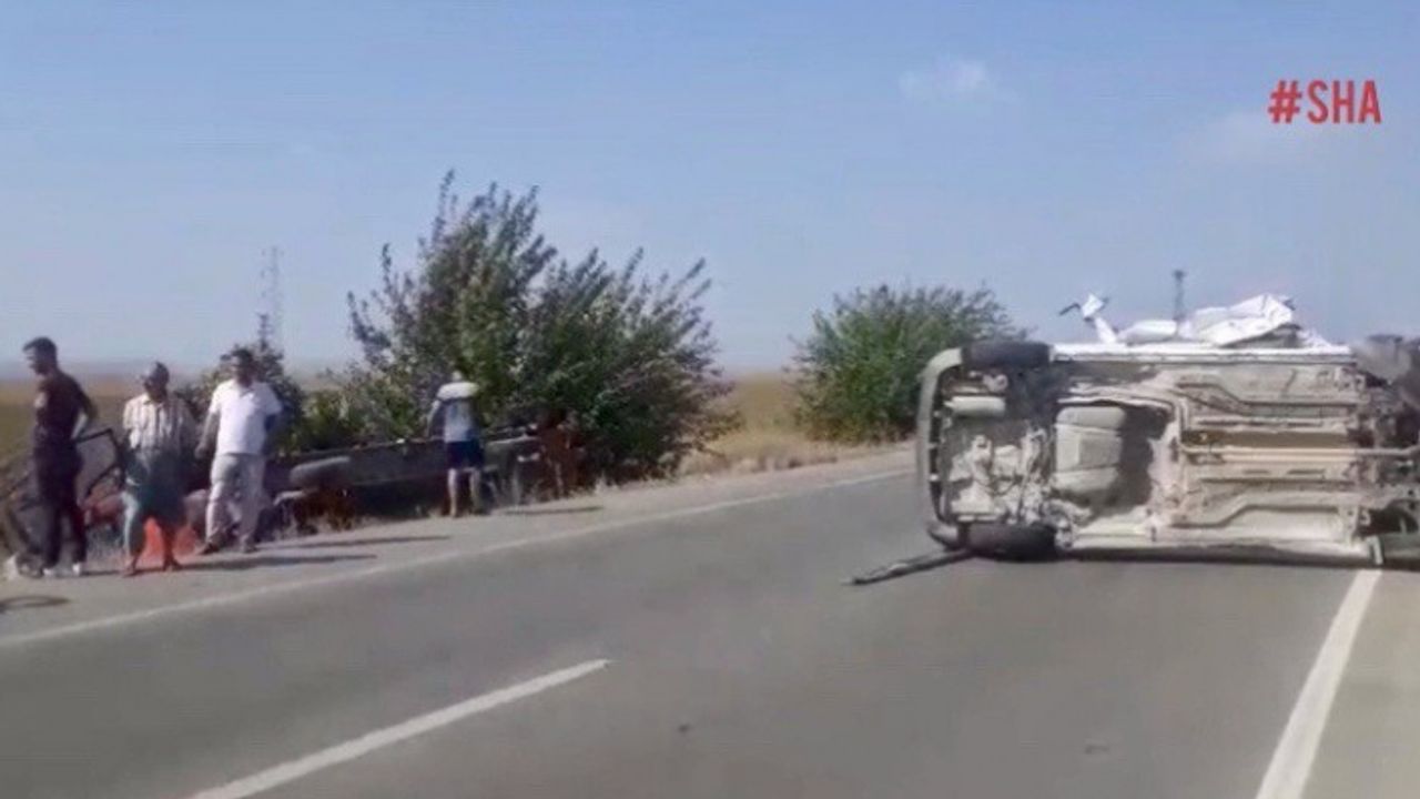 Adana'da hafif ticari araç traktöre çarptı 2 kişi yaralandı
