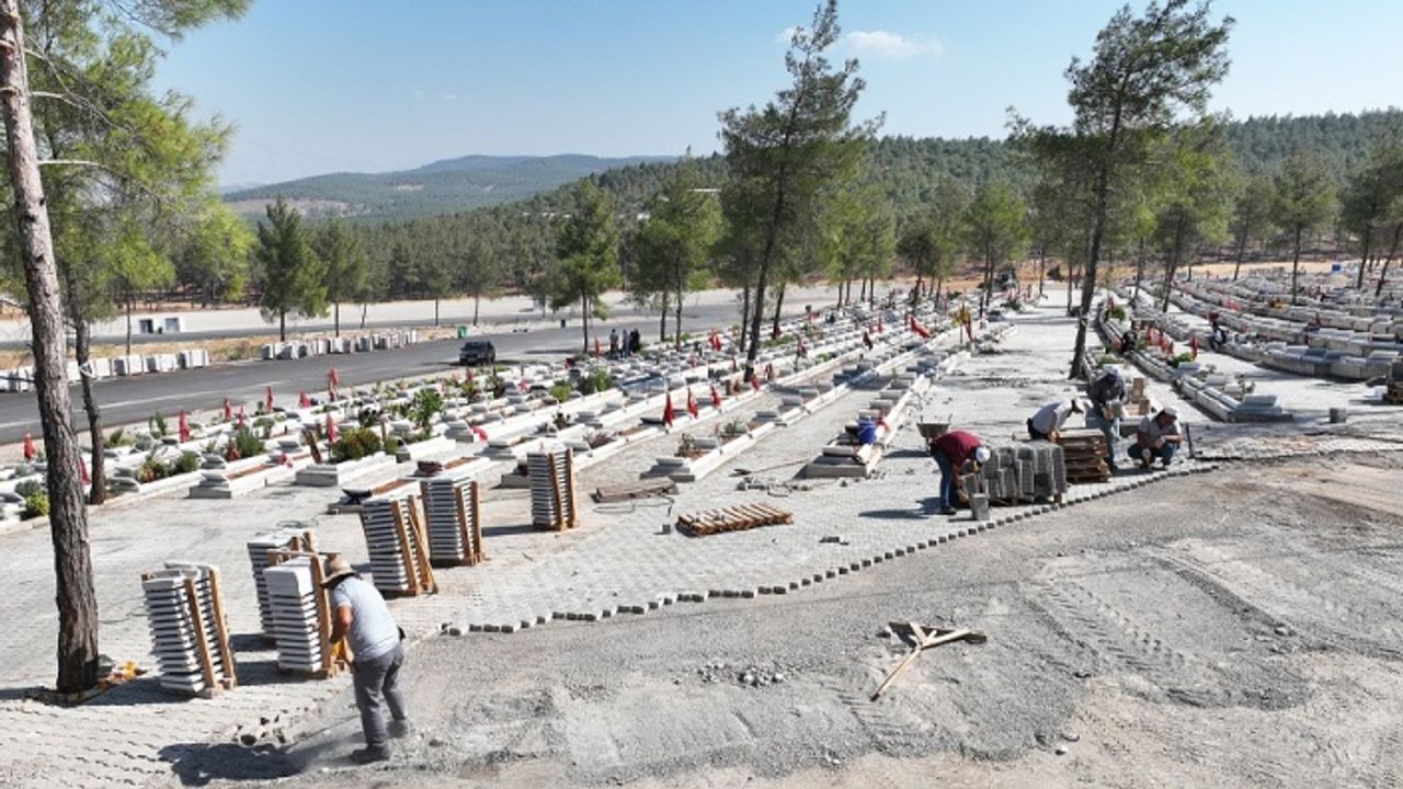 Kapıçam Mezarlığı’nda Çevre Düzenlemesi Sürüyor