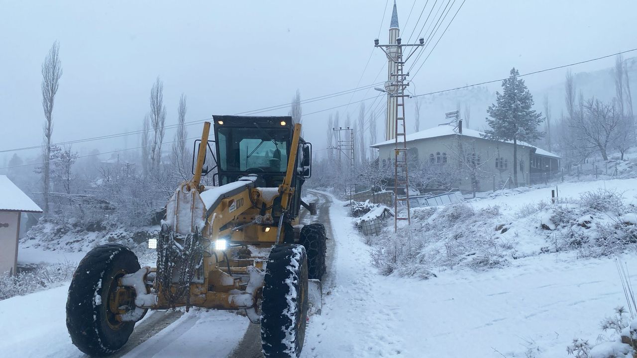 Kahramanmaraş'ta Kar Yağışı Sonrası Arterleri Ulaşıma Açık Tutuyor