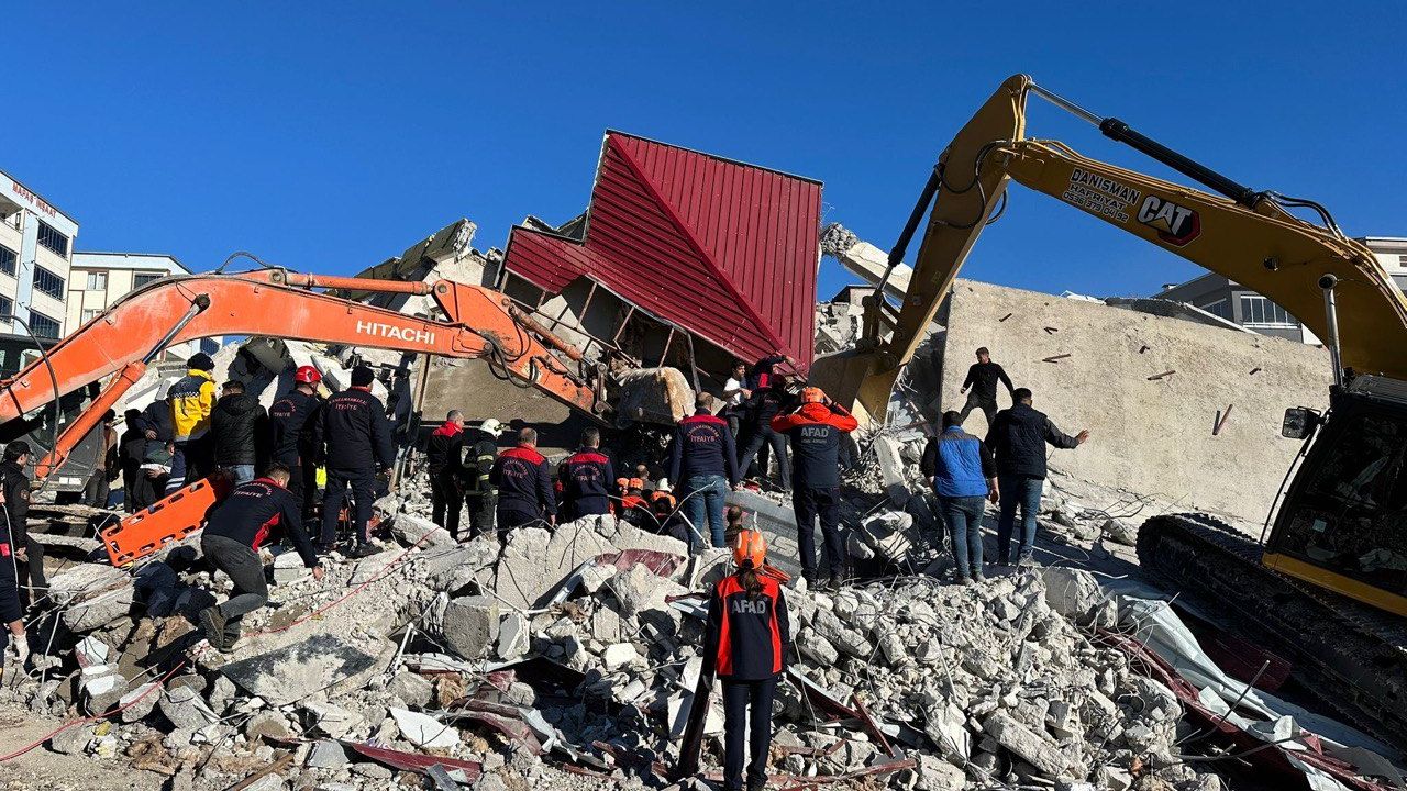 Kahramanmaraş’ta yıkım sırasında bina çöktü operatör enkazın altında kaldı 