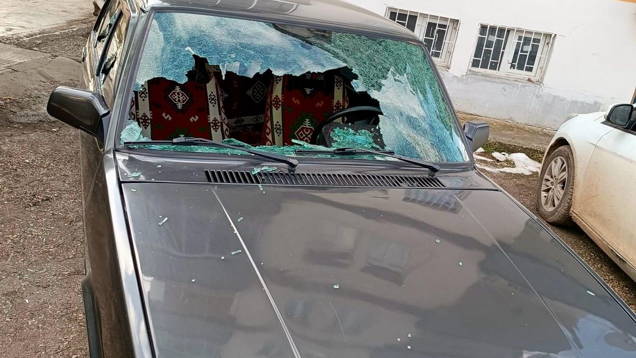 Elbistan’da park halindeki otomobile saldırı