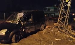 Elbistan’da hafif ticari araç elektrik direğine çarptı: 2 yaralı