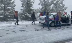 Öğrencilerin ve sürücülerin yardımına jandarma yetişti 