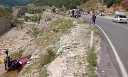 Andırın’da otomobil menfeze uçtu: 2 yaralı
