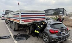 Kahramanmaraş’ta otomobil tıra ok gibi saplandı
