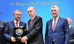 Kipaş Holding Başkanı ve KMTSO Meclis Başkanı Öksüz’e TOBB Hizmet Şeref Belgesi