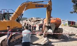 Kahramanmaraş'ta ağır hasarlı bina yıkılırken iş makinesi devrildi: Operatör hayatını kaybetti