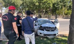 Kahramanmaraş’ta otomobil refüje çarptı: 4 yaralı