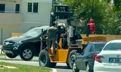 Kahramanmaraş trafiğinde otomobili forkliftle taşıdı