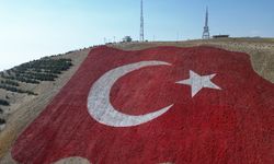 Dünyanın En Büyük Türk Bayrağı, Şehit Aileleri ve Gazilerle Taçlandı