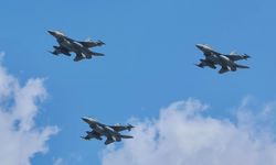 Savaşan Şahinler, Dünyanın En Büyük Türk Bayrağını gösteri uçuşuyla selamladı