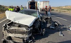 Otobanda otomobiliyle bariyerlere çarptı: 1 ölü
