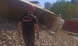 Kahramanmaraş’ta hafriyat yüklü kamyon devrildi: 1 yaralı
