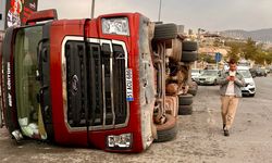Kahramanmaraş’ta balya yüklü tır devrildi: 1 yaralı