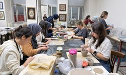 Kursiyerler Seramik Atölyesinde Kendi Sanat Eserlerini Üretiyor