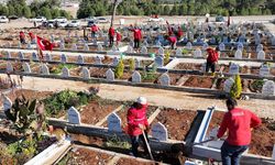 Mezarlıklarda Bakım ve Düzenleme Çalışmaları Sürüyor…