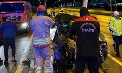 Kahramanmaraş’ta otomobil aydınlatma direğine ok gibi saplandı