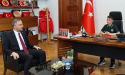 Başkan Hanifi Toptaş, 23 Nisan’da koltuğunu minik Halil Sami’ye devretti