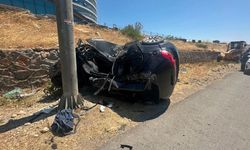 Kahramanmaraş’ta otomobil KGYS direğine çarptı: 2 ağır yaralı