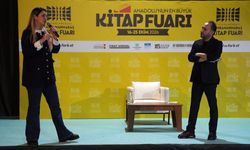 Fulya Öztürk ve Türker Akıncı Kitap Fuarında Sevenleriyle Buluştu
