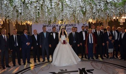 Sular Ve Çiçekçi Ailesinin Mutlu Günü