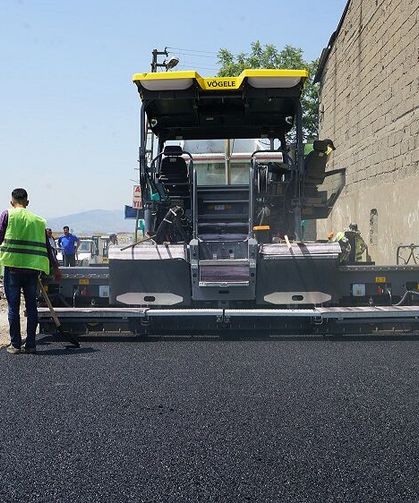 Menderes Mahallesi’nde Sıcak Asfalt Serimi Başladı