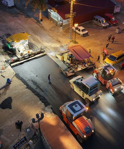 Büyükşehir, Elbistan’da Bir Caddeyi Daha Asfaltla Buluşturdu