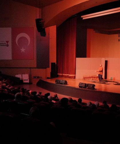 Büyükşehir’den Tiyatroseverlere Kahkaha Dolu Akşam