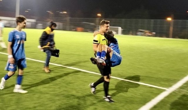 Kahramanmaraş’ta hakem, sakatlanan futbolcuyu kucağında taşıdı