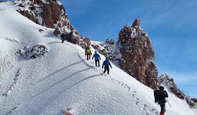 MADOSK Üyeleri Erciyes Dağı'na Zorlu Tırmanış Gerçekleştirdi