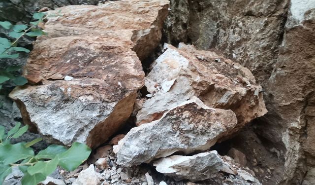Kahramanmaraş'ta Dağdan Düşen Dev Kayalar Mağaranın Ağzını Kapattı