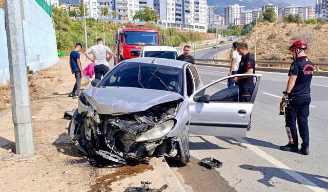 Kahramanmaraş’ta otomobil aydınlatma direğine çarptı: 2 yaralı