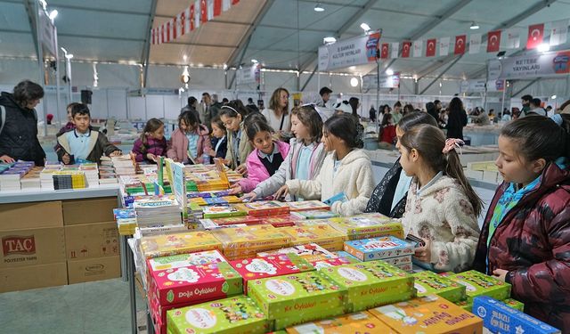 Kahramanmaraş Kitap Fuarı Altıncı Gününde de Ziyaretçi Akınına Uğradı