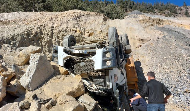 Göksun'da Hafriyat Kamyonu Devrildi: 1 Yaralı