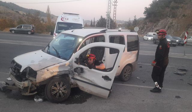 Kahramanmaraş’ta hafif ticari araç ile otomobil çarpıştı: 6 yaralı