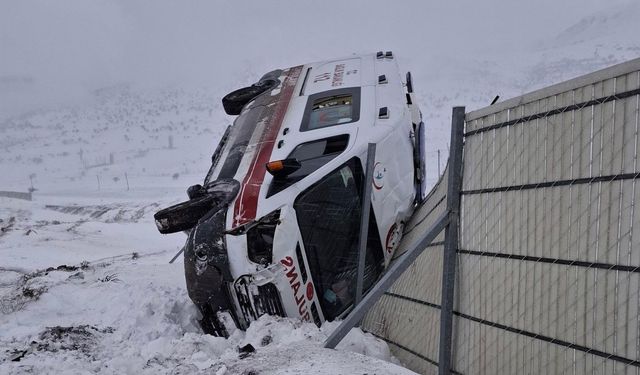 Kahramanmaraş’ta ambulans devrildi: 3 yaralı
